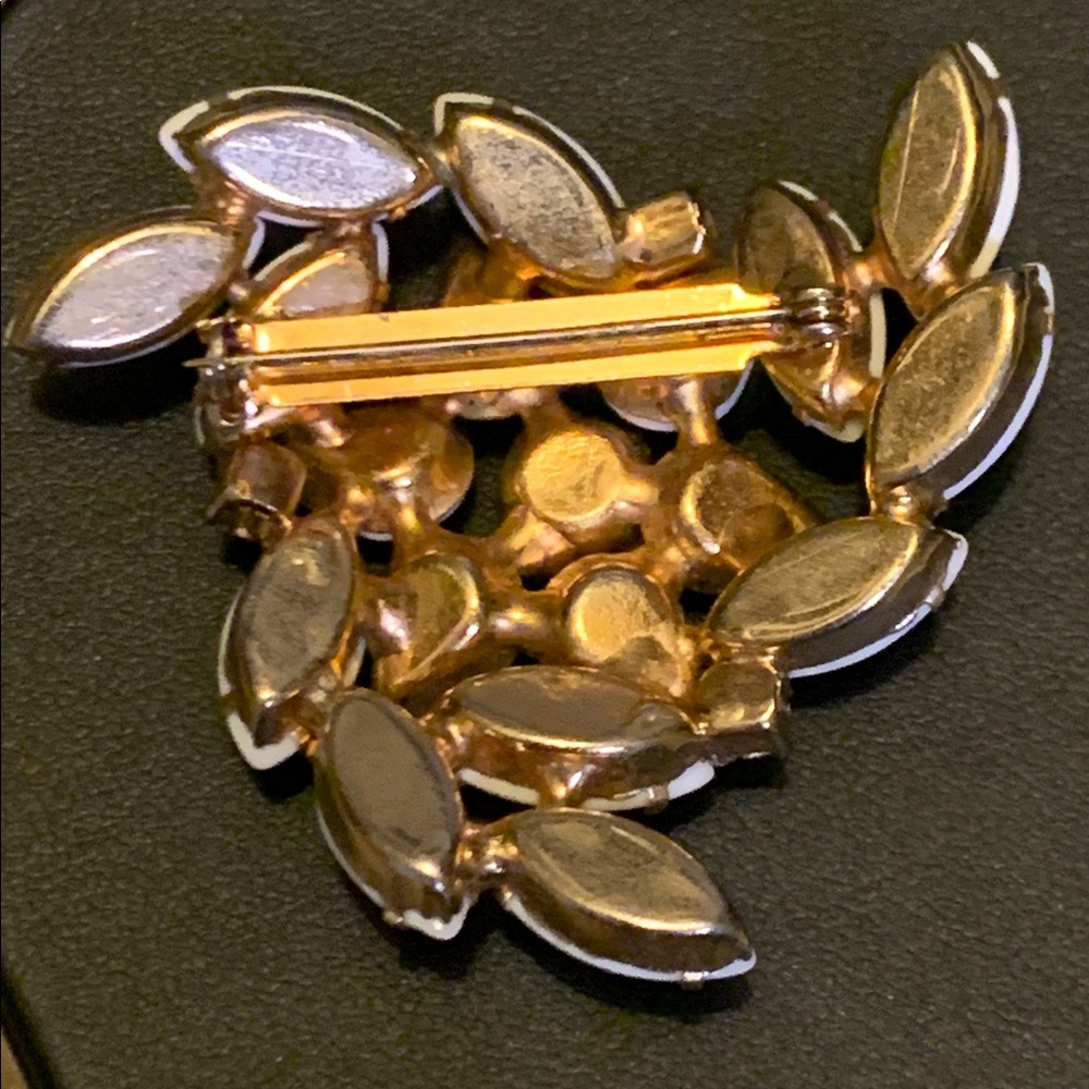 Milk Glass Brooch - Picture 3 of 4
